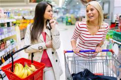 在超市大买食品