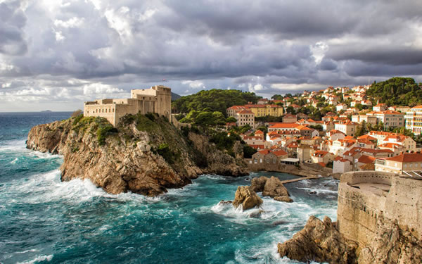 大家找算命网为您准备的摩羯座2025年12月星座运势: 摩羯座2025年12月运势:高光时刻,主宰舞台 亲爱的摩羯座,准备好迎接属于你的月份吧!12月,太阳大部分时间都行进在你的星座,为你注入无限的活力、自信和魅力。这是你一年一度的“生日月”,也是你重新定义自我、设定个人年度目标的黄金时期。你的务实和决心将得到星象的强力支持,让你在岁末成为当之无愧的主角。 整体运势:★★★★★ 主要天象提示: △ 整个上半月,太阳高挂你的命宫,让你能量充沛,个人魅力达到年度顶峰,是提出想法、展现领导力的最佳时机。 △ 12月11日左右,双子座满月发生在你的隐秘宫,这会促使你释放掉积压一年的情绪压力,告别过去的负担,轻装上阵。 △ 12月24日,摩羯座新月(年度最重要新月)发生在你的命宫,这是为你新一岁的人生许下愿望、开启全新旅程的绝佳契机,能量无比强大。 △ 金星与火星的互动为你的创作和恋爱带来激情。 各领域运势详解 事业运势: 这是你大展拳脚的时刻! 太阳在你星座,让你在职场中备受关注,你的能力和贡献很容易被上级和客户看到。这是争取关键项目、提出升职加薪或进行重要自我推广的绝佳时机。你的权威感和责任感会自然流露,让人信服。月中旬的满月提醒你适当休息,避免 burnout。重中之重是12月24日的摩羯座新月,利用这次新月的力量,认真思考未来一年的个人发展目标,无论是创业、转型还是提升技能,现在种下的种子,未来一年将会茁壮成长。 爱情运势: 个人魅力的提升让你在感情世界中更加耀眼。单身的摩羯座,本月你散发的自信和可靠气质是致命的吸引力,桃花运显著走高,很容易吸引到欣赏你成熟稳重特质的人。不要宅在家里,多参加社交活动。有伴侣的摩羯座,你会是关系中的主导者,可以策划一些有质量的活动来增进感情。月底的新月也非常适合和伴侣共同制定未来一年的生活计划,比如购房、生育等长远目标,这会让你们的关系更加稳固。 财运运势: 财运主要与你的个人表现和职业发展紧密相连。正财方面有上涨的机会,你的价值有望被重新评估并获得实质回报。本月适合进行稳健的长期投资规划,而非短线投机。在个人形象上的投资(如购置职业装、提升课程)会非常值得。消费方面,你可能会为自己购买一些高品质的礼物。 健康运势: 这是需要重点关注身体的月份。命宫能量旺盛,一方面让你精力充沛,但另一方面也可能导致过度消耗,忽视身体发出的警告信号。请注意骨骼、牙齿、关节和皮肤的健康问题。务必保证充足的睡眠,并学会主动放松,而不是等到筋疲力尽才休息。规律的运动比剧烈运动更适合本月的你。 学习运势: 学习状态极佳。你的专注力和耐力在线,特别适合攻克难点或进行需要长期积累的学习。你的目标明确,能够制定出切实可行的学习计划并坚持执行。如果是有关于职业发展的资格考试或技能培训,进展会非常顺利。 给摩羯座的12月建议: △ 确立目标: 利用生日月的能量,认真思考“我是谁”、“我想要什么”,并写下未来一年的清晰目标。 △ 展现自我: 不要谦虚,主动走到聚光灯下,让你的努力和才华被看见。 △ 管理精力: 你是本月的主角,但不是超人,合理安排日程,确保可持续发展。 △ 庆祝自我: 给自己过个有意义的生日,奖励过去一年的辛勤付出。 亲爱的摩羯座,12月是宇宙送给你的礼物。你拥有强大的能量去定义自己的未来。自信地踏上舞台中心,勇敢地追求你所渴望的一切,你将为2026年开启一个无比强大的开端。 祝你生日快乐,并度过一个光芒四射的12月!